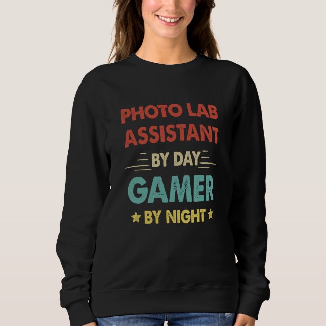 Retro Photo Lab Assistant By Day Gamer By Night Sweatshirt (Vorderseite)