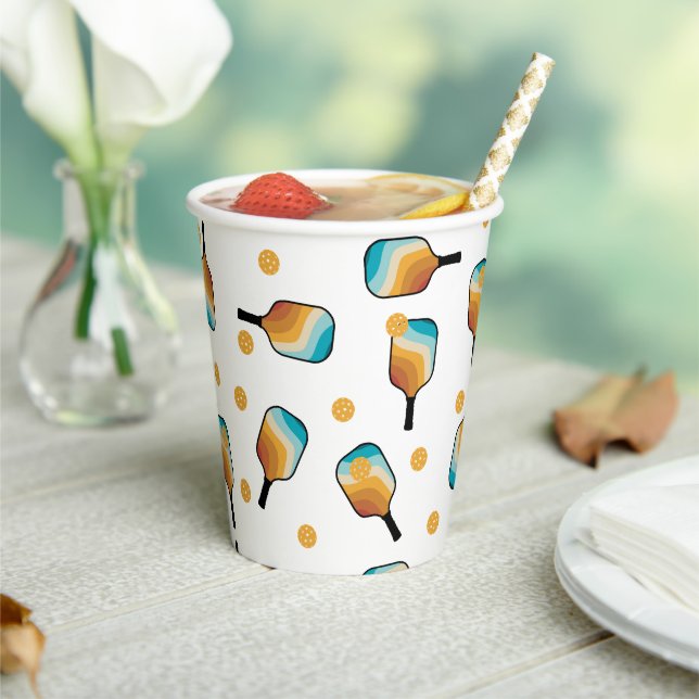 Retro Pickleball Paddle und Ball-Muster Pappbecher (In Situ)