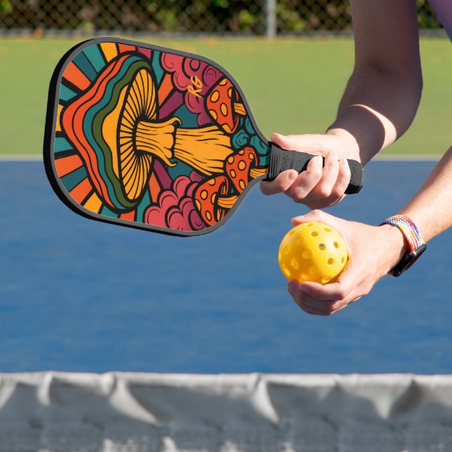 Retro-Pilze mit Monogramm Pickleball Schläger (InSitu)
