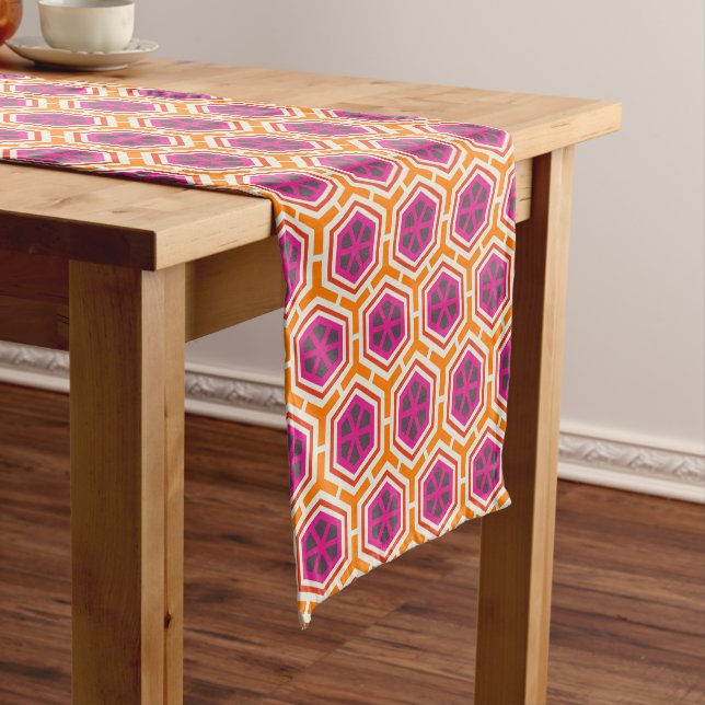 Retro Pink and Orange Modern Geometric Pattern Kurzer Tischläufer (Beispiel)