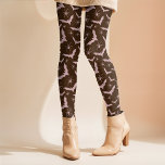 Retro Pink Bats Spider Girlie Minimales Halloween Leggings<br><div class="desc">Dieses lustige Halloween-Design verwendet ein zufälliges Muster von einfachen rosa braunen Fledermäusen und Spinnen auf einem braunen Hintergrund, das an die Farbe angepasst werden kann, die Sie sich wünschen. Dieses lustige Design hat ein Retro-Ambiente und kann mit jedem Top während des Herbstes und der Sportsaison gepaart werden! Mischen und mit...</div>