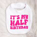 Retro Pink Es ist mein halber Geburtstag 6 Monate  Babylätzchen<br><div class="desc">Das ist ein Retro Hot Pink. Es ist mein halbes Geburtstagsbib. Halbgeburt,  1/2 B-Tag pink Retrohippie 70er Babys Mädchen Mädchen</div>