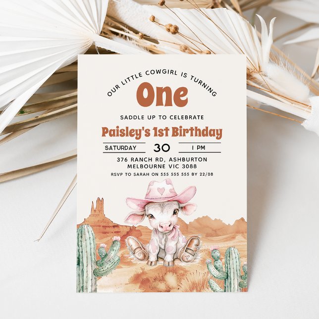 Retro Pink Kuh Cowgirl Western 1. Geburtstag Einladung (Cow or cowgirl themed 1st birthday invitation featuring a cute cow, desert, cactus, retro style text)