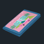 Retro Pink Palm Springs Foto Wallet Tri-fold Geldbeutel<br><div class="desc">Zwischen dem rosa Hintergrund, der türkisfarbenen Mitte des Jahrhunderts modernen Zuhause, und dem klassischen 1950er-Jahre-Auto, könnte dieses Design nicht mehr Palm Springs sein, wenn es es in den Wolken sagte. Oh, warte, es sagt es in den Wolken! Der blaue und aquamarine Stein des Hauses wird durch die sputnik-Leuchten, die die...</div>