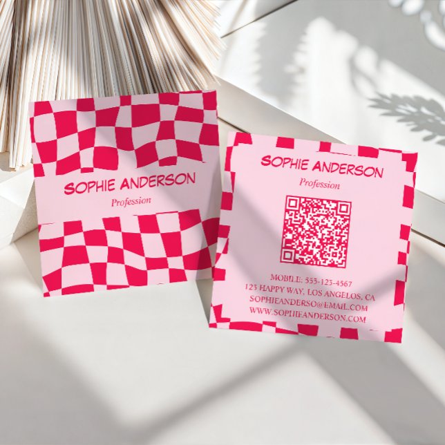 Retro Pink & Rot Karo QR Code Quadratische Visitenkarte (Von Creator hochgeladen)