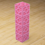 Retro Pink Trellis Weingeschenkbox Weinbox<br><div class="desc">Mit diesem Retro-rosa Trellis-Weingeschenkkasten können Sie sich in den modernen Palmenfrüchten der Mitte des Jahrhunderts entspannen. Es wurde von Vintagen Betonbrise-Blöcken inspiriert. Die dekonstruierte Architektur der 50er Jahre verleiht dem Alltag ein schnelles Designgefühl.</div>