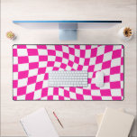 Retro Pink überprüft Warped Checked Checked Schreibtischunterlage<br><div class="desc">Retro psychedelisch, modern karierte rosa Tischmatte</div>