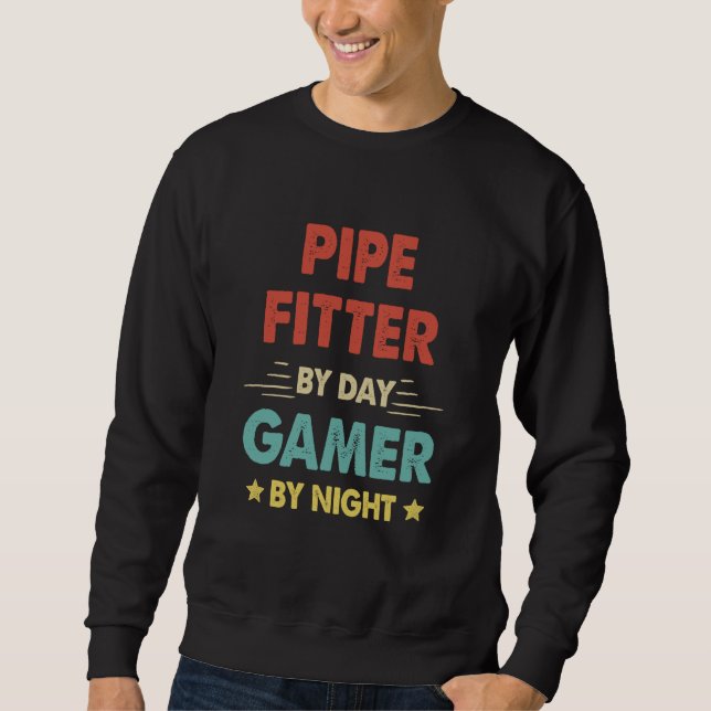 Retro Pipe Fitter By Day Gamer By Night Sweatshirt (Vorderseite)