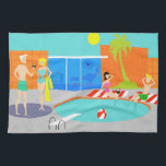 Retro Pool-Party-Küchen-Tuch Handtuch<br><div class="desc">Gehen Sie herein an! Das Wasser ist fein! Dieses Retro Pool-Party-Küchen-Tuch kennzeichnet ein vibrierendes, Cartoonzeichnen eines Spaßes und hoch entwickeltes ein Pool-Party. Die modernen Designzentren der Mitte des Jahrhunderts um einen runden Swimmingpool auf einem großen, grauen, konkreten Patio. Das Pool wird mit Türkiswasser gefüllt. Orange Maurerarbeit umgibt das Pool und...</div>