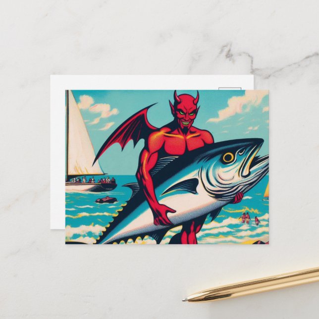 Retro Pop Art Devil mit einem Tunfisch am Strand Postkarte (Vorderseite/Rückseite Beispiel)