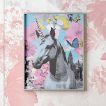 Retro Pop Art Pink und Blue Unicorage Collage Poster<br><div class="desc">Fügen Sie Ihrem Raum eine skurrile Touch mit diesem ästhetischen Plakat mit einem majestätischen einhornigen Set vor einer traumhaften Kulisse von Pastellpinken und -floralen hinzu. Die Retro-Collage verbindet eine magische Kreatur mit kühnen, künstlerischen Elementen und schafft so ein bezauberndes visuelle. Dieses Poster verleiht jedem Zimmer einen spielerischen, aber dennoch eleganten...</div>