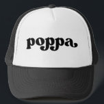 Retro Poppa Schwarz und Weiß Truckerkappe<br><div class="desc">"Poppa" im Retro-Stil Schriftart,  Farbe ist editierbar; fügen Sie Ihren eigenen Namen,  wenn gewünscht und wählen Sie Hass-Stil.</div>