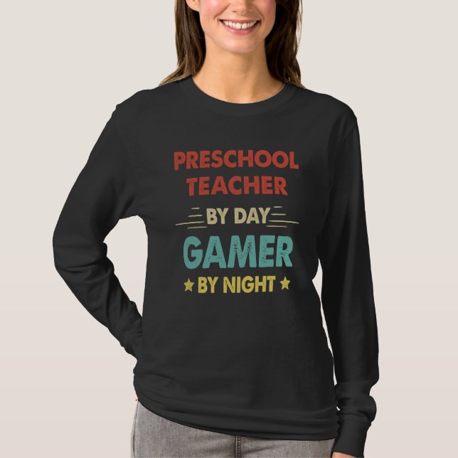 Retro Preschool Teacher By Day Gamer By Night T-Shirt (Vorderseite)
