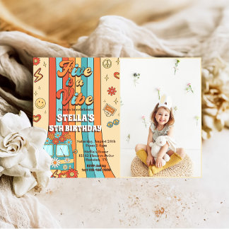 Retro Rainbow Five ist ein Vibe Groovy 5. Geburtst Einladung