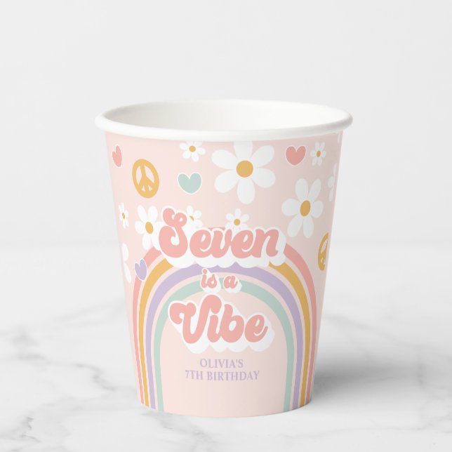 Retro Rainbow Seven ist ein Vibe 7. Geburtstag Pappbecher (Vorderseite)