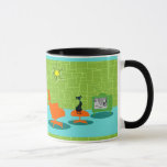 Retro Raum-Alterkitty-Tasse Tasse<br><div class="desc">Es wird gesagt, dass Hunde Eigentümer haben und Katzen Personal haben. Das katzenartige auf dieser Retro Raum-Alterkitty-Tasse konnte nicht mehr zustimmen! Die Sechzigerjahre Art, unbedeutende KunstAusrüstungsbeschreibungen eine glatte, schwarze Katze in einem modernen Wohnzimmer der Mitte des Jahrhunderts. Der hoch entwickelte Raum kennzeichnet vorstehend ein Grün, Steinwand. Der Teppich ist Aqua...</div>