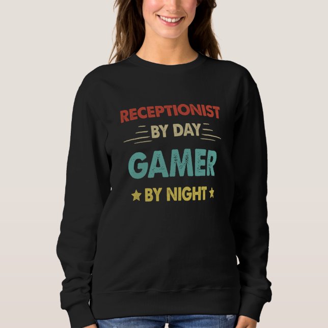 Retro Receptionist By Day Gamer By Night Sweatshirt (Vorderseite)
