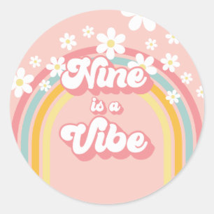 Retro Regenbogen Neun ist eine Stimmung Groovy 9.  Runder Aufkleber