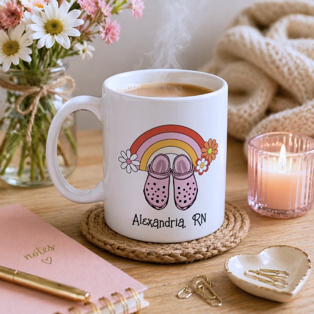 Retro-Regenbogen- und Gummi-Cloud-Monogramm-Pflege Kaffeetasse (Von Creator hochgeladen)