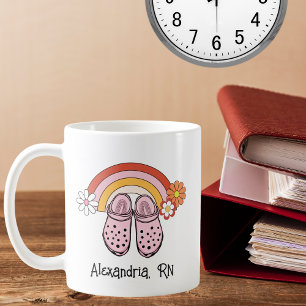 Retro-Regenbogen- und Gummi-Cloud-Monogramm-Pflege Kaffeetasse