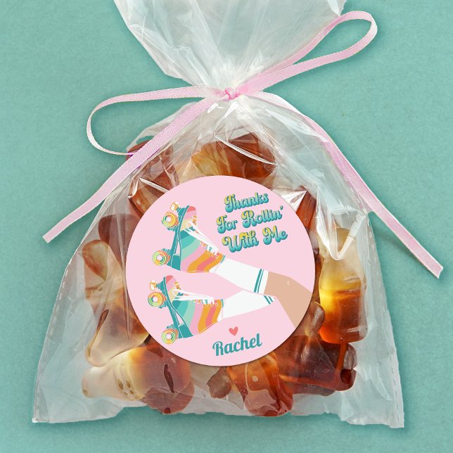 Retro Roller Skaten Birthday Party Danke Runder Aufkleber (Decorate a treat bag for your birthday party guests with this retro rollerskating sticker.)