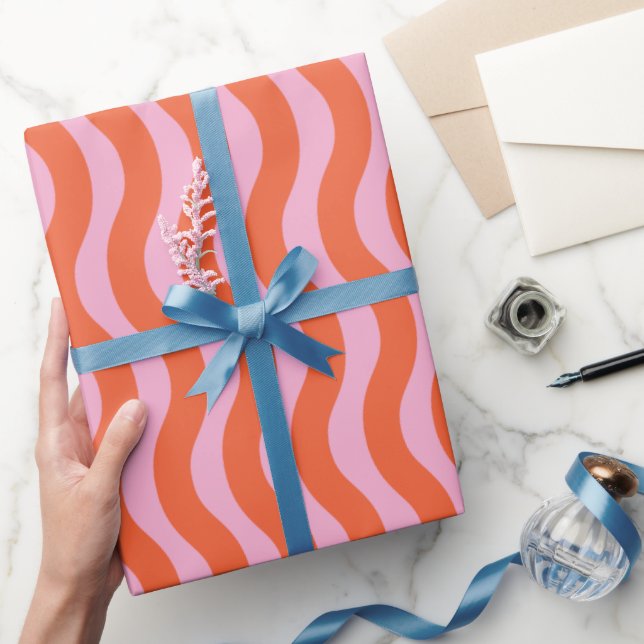 Retro Rosa Orange Groovy Wavy Stripe Geschenkpapier (Schenken)