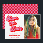 Retro Rosa rotes Karton Bat Mitzvah Foto Save The Date<br><div class="desc">Retro Mod Groovy Bold Rosa Red Checkerboard Bat Mitzvah Save the Date mit Foto - erhältlich als digitaler Download oder gedruckt.</div>