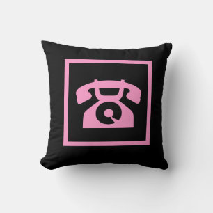 Retro-Rosa-Telefon auf schwarzem Kissen