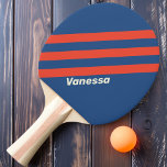 Retro Rot & Blau Drei Streifen mit Namen Tischtennis Schläger<br><div class="desc">Das Retro Red & Blue Three Stripes Ping Pong Paddle vereint kühn rotes und lebendiges Blau und besticht durch ein klassisches nostalgisches Ambiente mit einem modernen Flair. Sein Design strahlt Energie und Stil aus, perfekt, um einen starken Eindruck mit jeder Bedienung und Kundgebung. Personalisiert mit Ihrem Namen, fügt dieses Paddel...</div>
