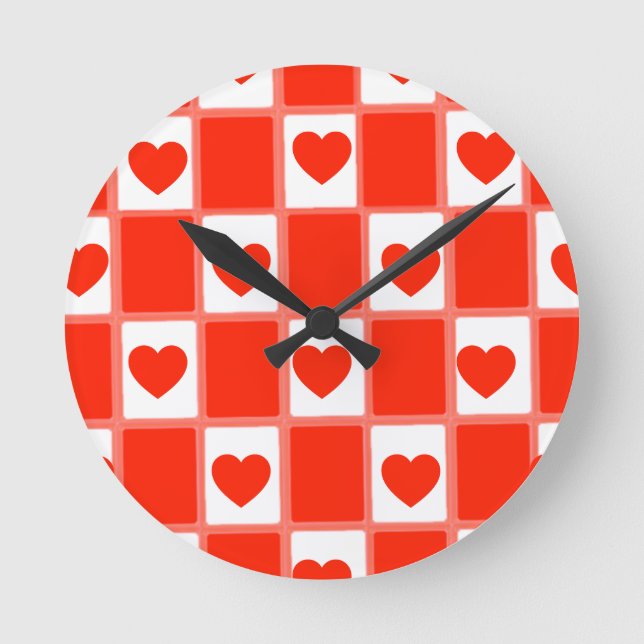 Retro rotes Herz Karomuster Runde Wanduhr (Vorderseite)