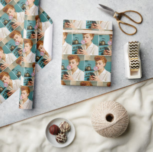Retro-Rothaarige Frau beim Texten auf einem Mobilt Geschenkpapier