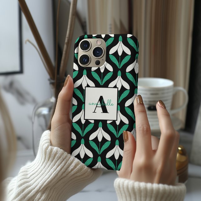 Retro Scandi Mitte Jahrhundert Modernes Schneefall Case-Mate iPhone Hülle (Personalized monogram and name phone case with modern green black snowdrop design)