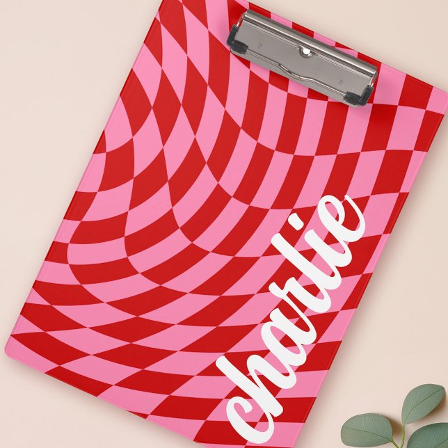 Retro-Schachbrett mit wirbelndem Button rot Klemmbrett (Retro checkerboard swirl wave pin red clipboard)
