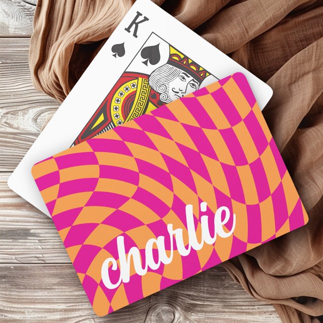 Retro-Schachbrett mit wirbelnder Welle in rosa Ora Spielkarten (Retro checkerboard swirl wave hot pink orange playing cards)