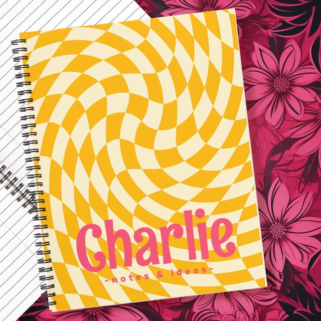 Retro-Schachbrett wirbelnde Welle hinzufügen Namen Notizbuch (Retro checkerboard swirl wave add name yellow pink notebook)