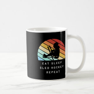 Retro-Schlittenhockeyspieler-Silhouette Eat Sleep Kaffeetasse