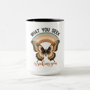 Retro-Schmetterling und Regenbogen mit seelenvolle Tasse