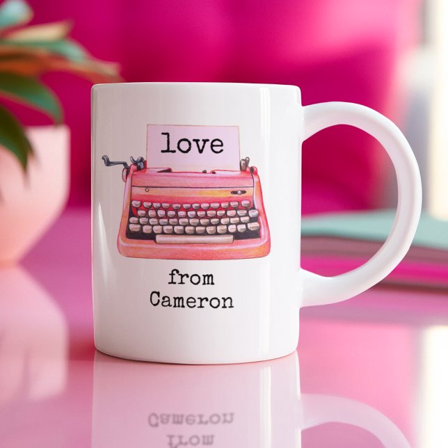 Retro-Schreibmaschine Niedliche Personalisierte Fr Kaffeetasse (This cute Valentine's Day mug shows our cute retro typewriter typing "love.")
