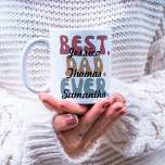 Retro Schriftart Bester Vater je Kind Name Vaterta Kaffeetasse<br><div class="desc">Der beste Papa aller Zeiten,  in groben Retro-Schriftart und Farbtönen,  mit individuell definierbaren Kindernamen,  konnte mehr Namen hinzugefügt oder entfernt werden.</div>