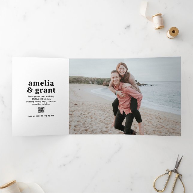 Retro Schriftart Black and White QR Code Foto Hoch Dreifach Gefaltete Einladung (Innenseite)