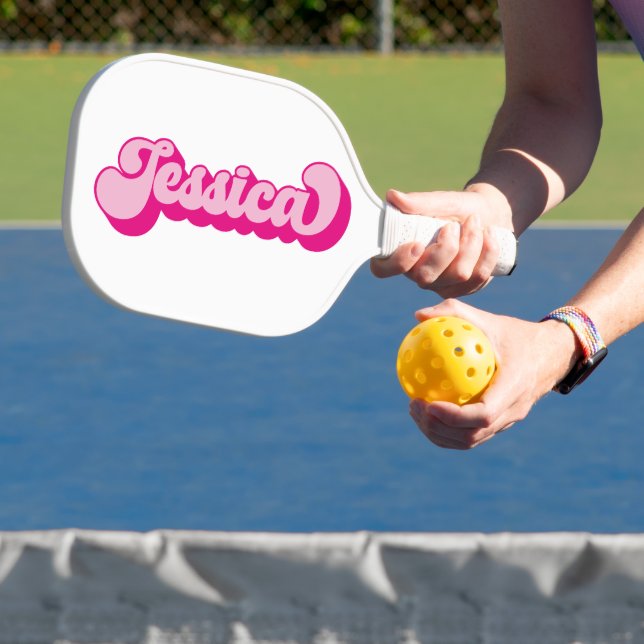 Retro Schriftart Hot Pink Jessica Pickleball Schläger (InSitu)
