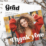 Retro Schriftart Vollstudium Foto Abschluss Postkarte<br><div class="desc">Vielen Dank Postcard mit dem Text "danke" in einem Retro-Stil Schriftart als weißes Overlay über Ihrem benutzerdefinierten Foto auf der Vorderseite. Auf der Rückseite ist der Text "graduate" in einem Retro-Stil Schriftart und das Jahr mit einer benutzerdefinierten Nachricht unten. Mit dem Designwerkzeug können Sie Farben ändern, Elemente verschieben und verändern....</div>