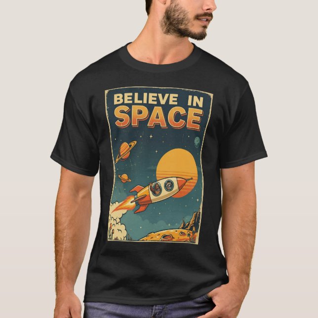 Retro Sci-Fi Bigfoot Raccoon Believe In Space T-Shirt (Vorderseite)