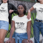 Retro Script Herz-Ehefrau des Party Bachelorette T-Shirt<br><div class="desc">Feiern Sie Ihren Bachelorette mit diesem modernen,  stilvollen T - Shirt mit Retro-Drehbuch & Herz.</div>