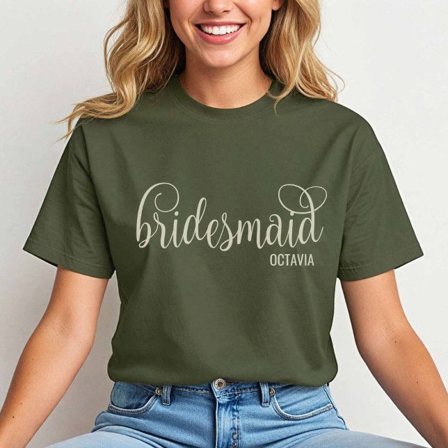 Retro Script Natural auf Fatigue Green Bridesmaid T-Shirt (Natural on Fatigue Green)