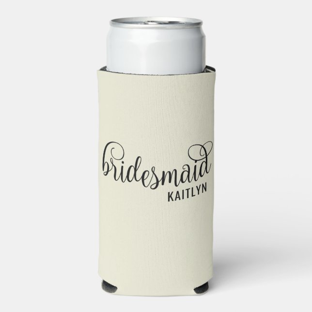 Retro Script Natural und Black Bridesmaid Selters Dosenkühler (Seltzer Vorderseite)