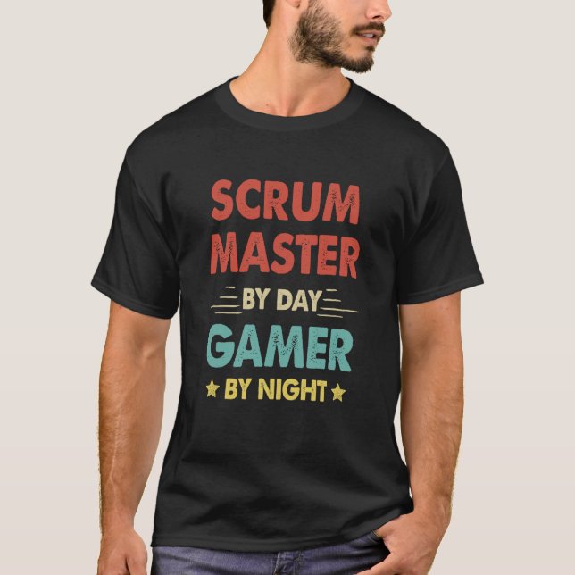 Retro Scrum Master By Day Gamer By Night T-Shirt (Vorderseite)