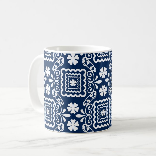 Retro-Sechzigerjahre weiß-blaues Blumenmuster Kaffeetasse (Vorderseite Links)