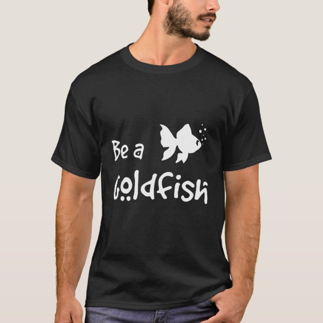 Retro sei ein Goldfish Funny Soccer Sprichwort sar T-Shirt (Vorderseite)