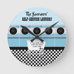 Retro-Selbstbedienungswäscherei, die sie die Arbe Runde Wanduhr